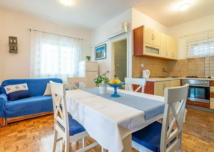 2 Bedroom Gorgeous In Apartament *